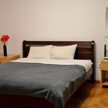 לבוב Brand New Apartment In City Center מראה חיצוני תמונה