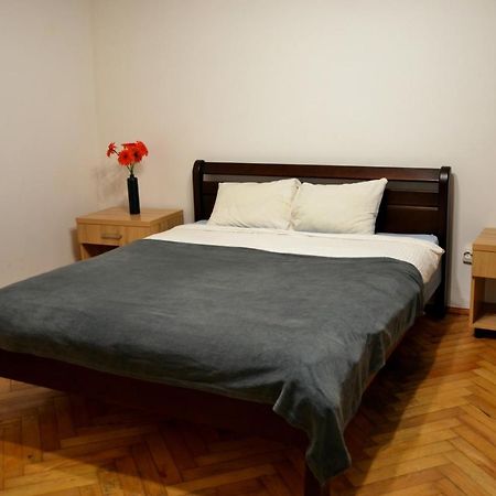 לבוב Brand New Apartment In City Center מראה חיצוני תמונה
